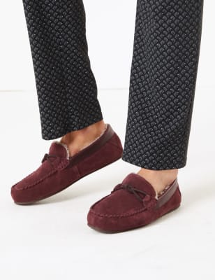 Chaussons en daim style mocassins &agrave; point sellier, orn&eacute;s d&rsquo;un noeud