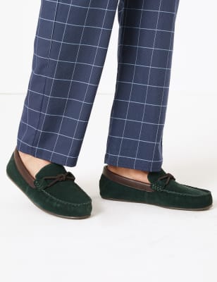 Chaussons en daim style mocassins &agrave; point sellier, orn&eacute;s d&rsquo;un noeud