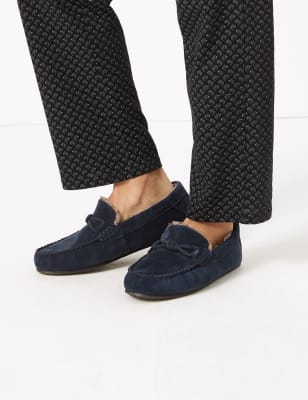 Mocassins en daim &agrave; point sellier, orn&eacute;s d&rsquo;un noeud