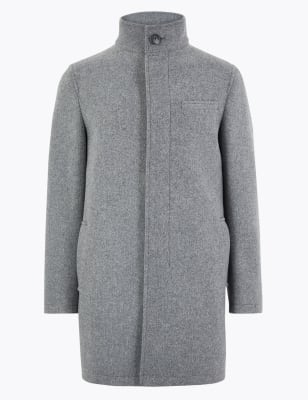 Kab&aacute;t se stoj&aacute;čkem m&iacute;rně projmut&eacute;ho střihu