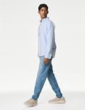 Jeans informales tapered con diseño de rotos zurcidos