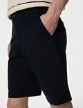 سروال تشينو قصير مطاطي بمقاس واسع