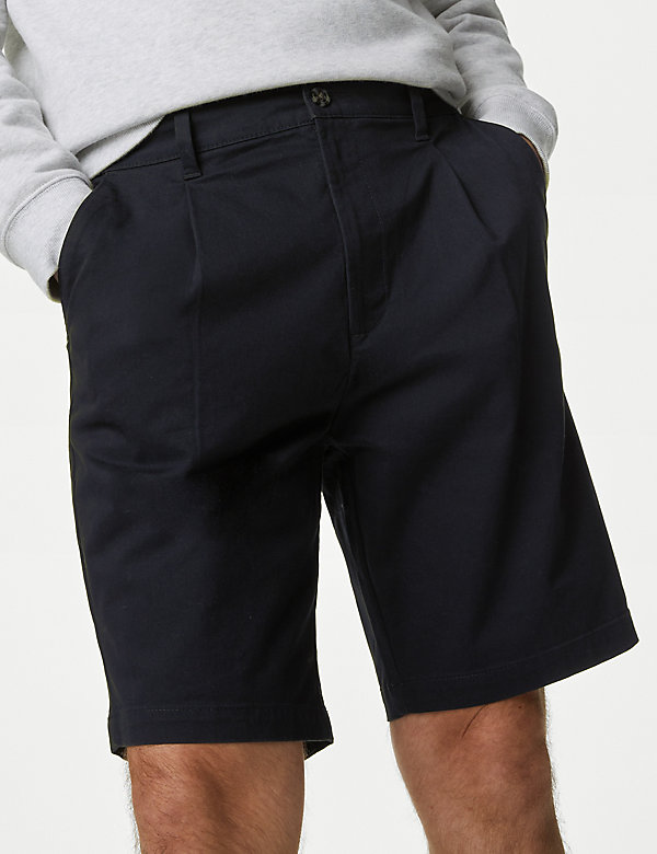 Chino-Shorts mit Stretchanteil und Bundfalte - AT