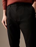 Ελαστικό παντελόνι chino με τσάκιση μπροστά και μπατζάκια που στενεύουν προς τα κάτω