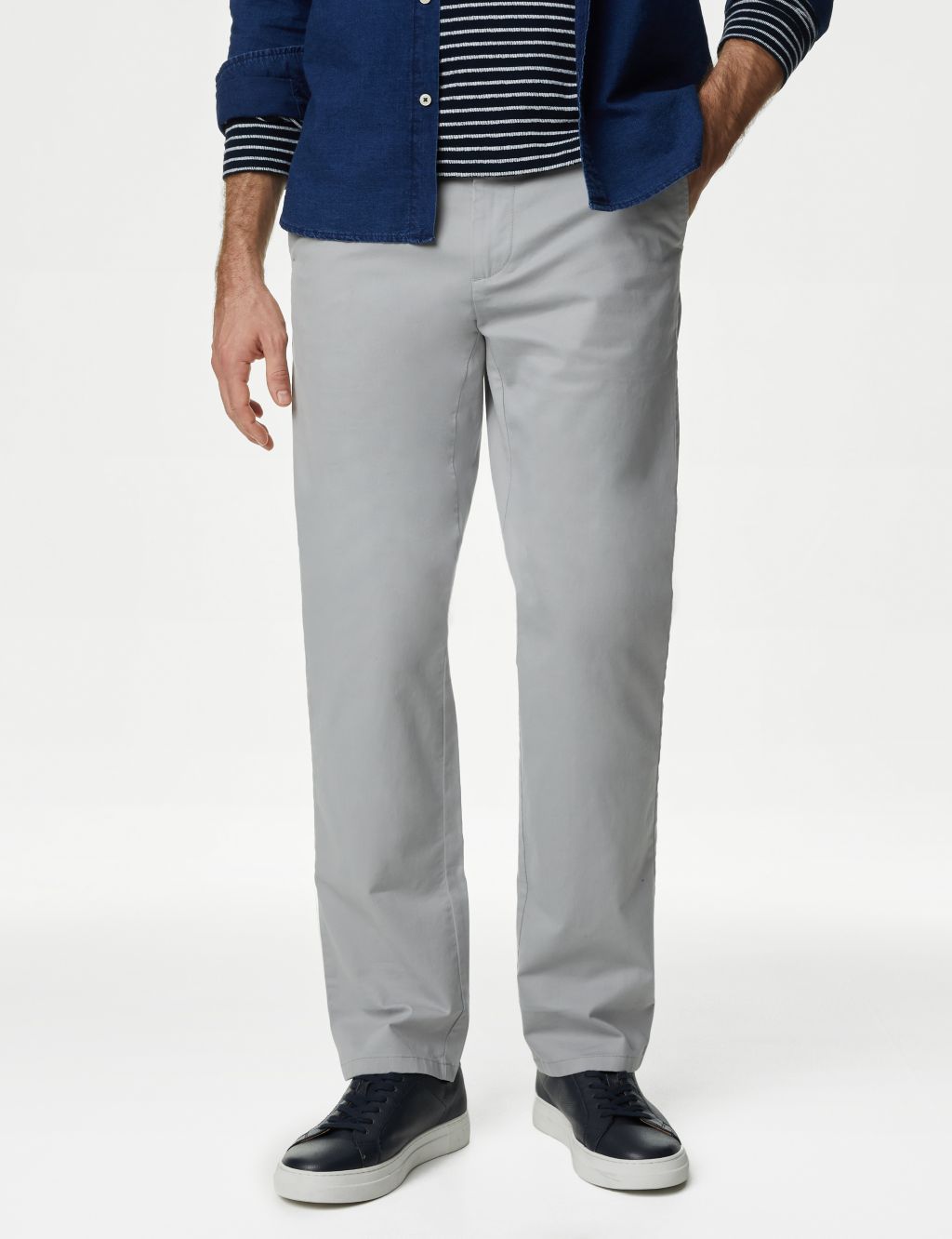 Grey Pants with Blue Shirt Casual Outfits For Men In Their 20s (44