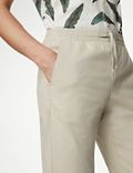 Kalhoty zúženého střihu s&nbsp;elastickým pasem
