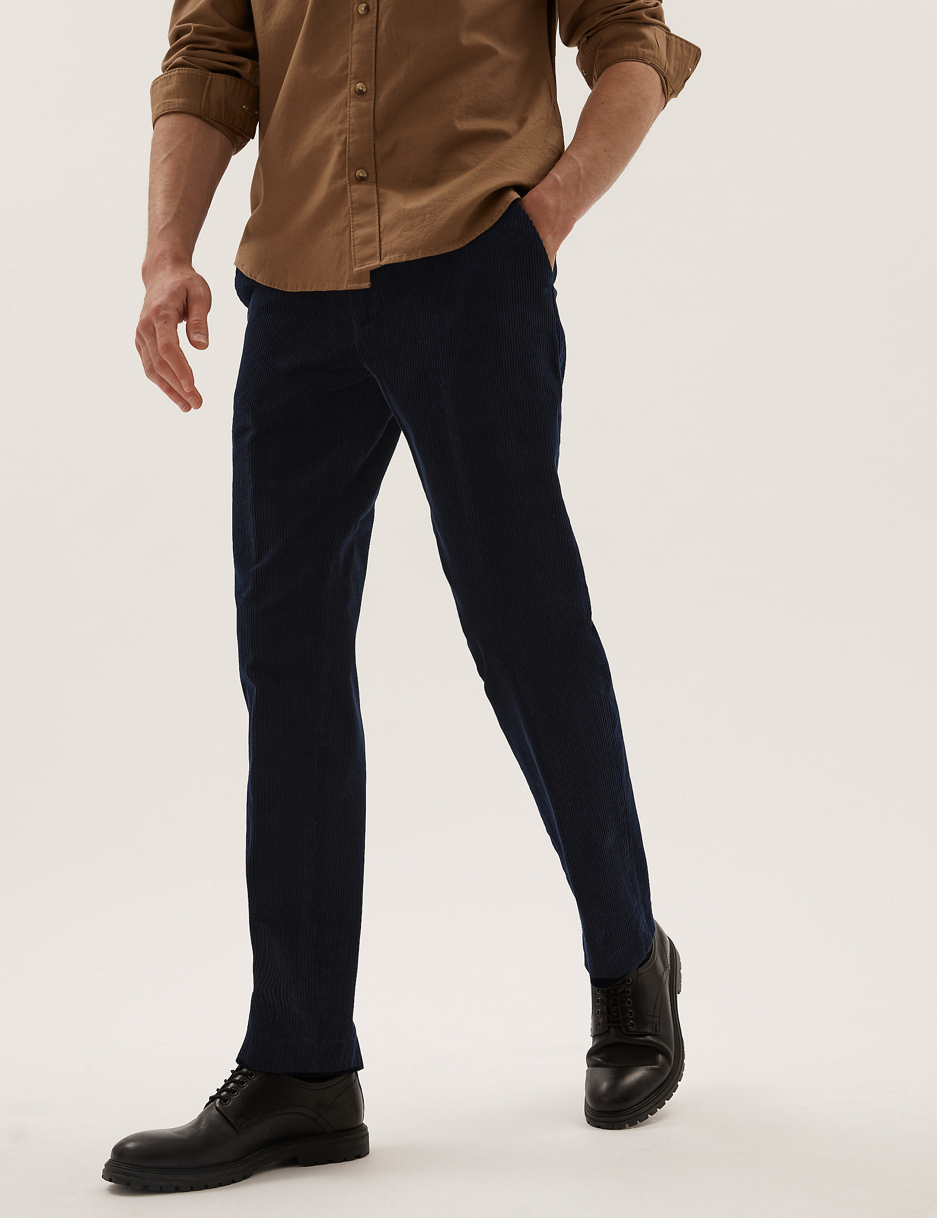 Normal geschnittene Hose aus Luxuscord mit Stretchanteil