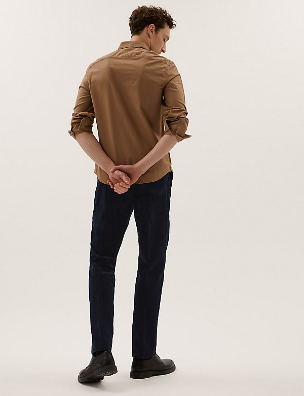 Normal geschnittene Hose aus Luxuscord mit Stretchanteil