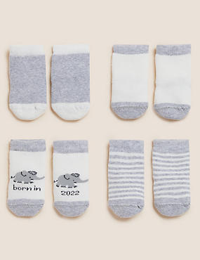 Dětské ponožky s&nbsp;nápisem „Born in 2022“ a&nbsp;vysokým podílem bavlny (3,2&nbsp;kg&nbsp;– 12&nbsp;měsíců), 4&nbsp;páry