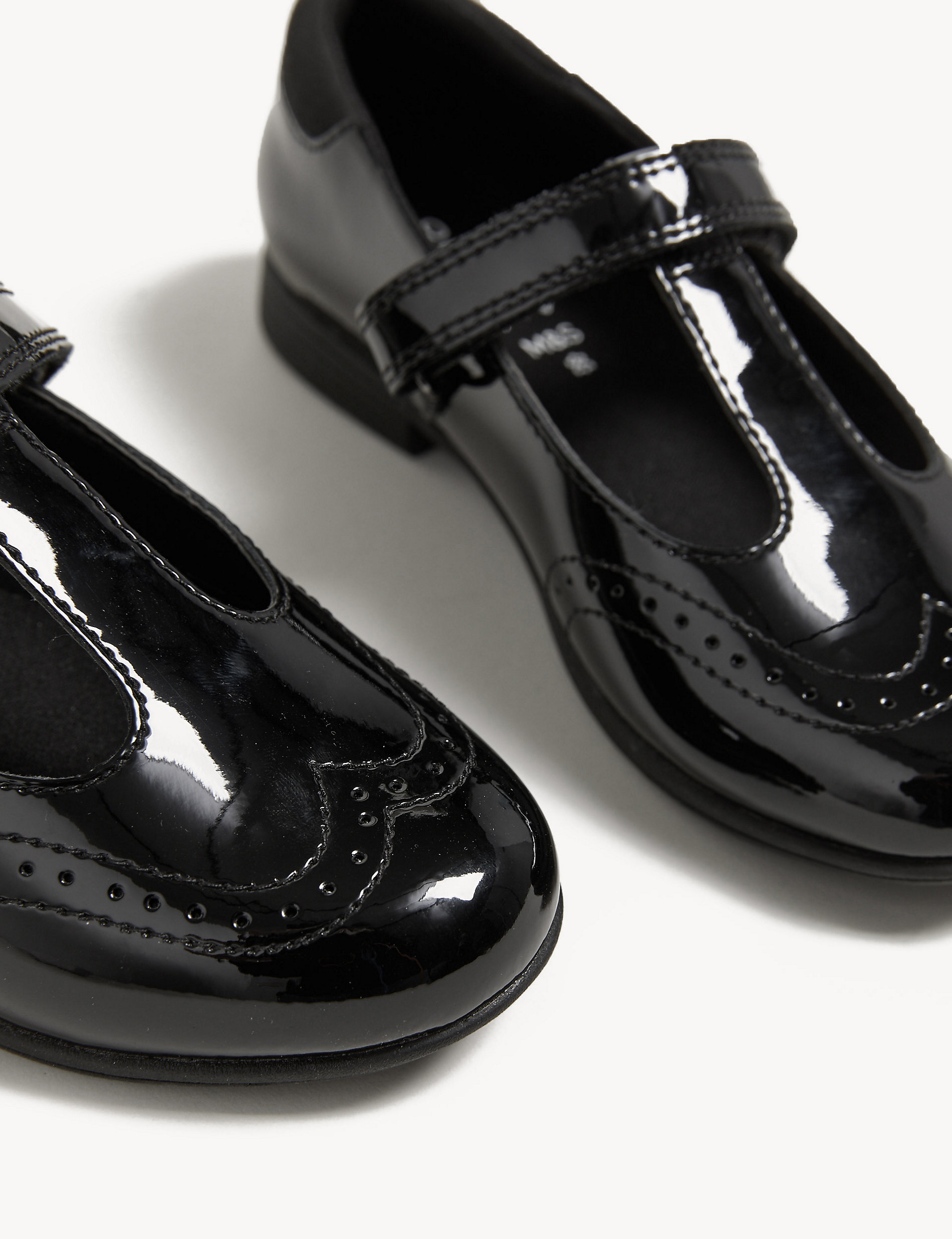 حذاء Freshfeet™‎‎‎‎‎ مدرسي من الجلد بسير متقاطع على شكل حرف T للأطفال (8 صغير - 1 كبير)