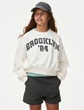 Sweatshirt mit hohem Bauwollanteil und Schriftzug „Brooklyn“ (6–16 J.)