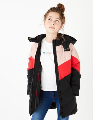 Kab&aacute;t s&nbsp;kapuc&iacute;, s&nbsp;barevn&yacute;mi d&iacute;lky s&nbsp;vycp&aacute;vkami a technolog&iacute; Stormwear&trade; (3&ndash;16&nbsp;let)