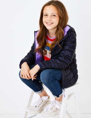 Kab&aacute;t s&nbsp;vycp&aacute;vkami, potiskem a technologi&iacute; Stormwear&trade; (3-16&nbsp;let)