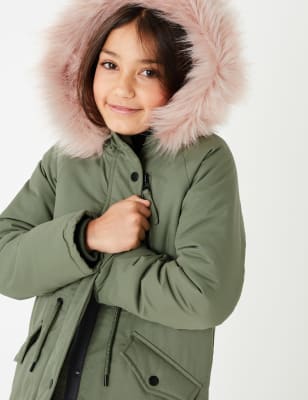 Parka s&nbsp;kapuc&iacute; a lemov&aacute;n&iacute;m z&nbsp;uměl&eacute; kože&scaron;iny, s&nbsp;technologi&iacute; Stormwear&trade; (3-16&nbsp;let)