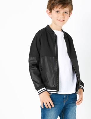 20 letá žena z roku 16 letý chlapec