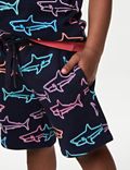 מכנסיים קצרים עם הדפס כריש מכותנה טהורה (8-2 שנים)