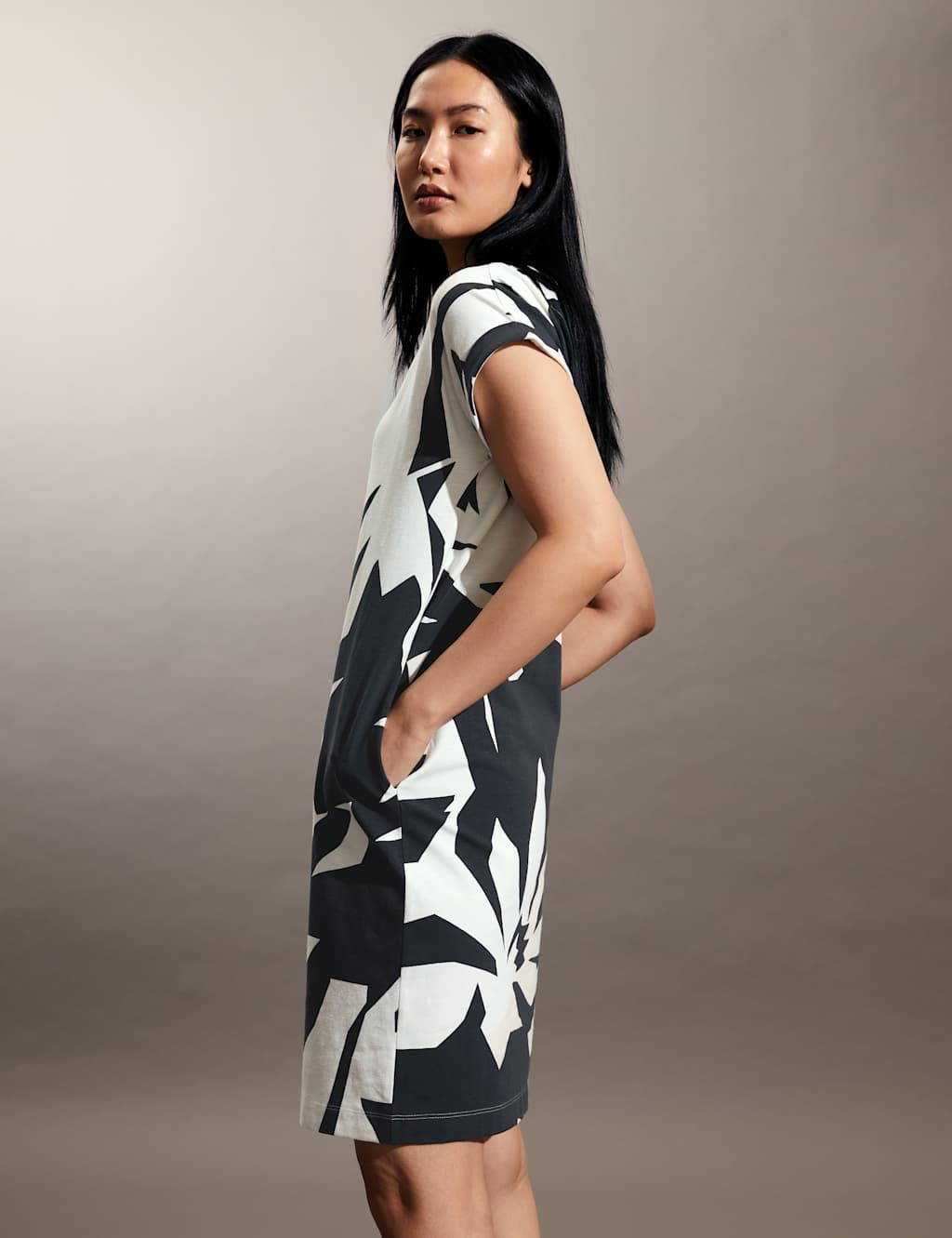 Jersey Printed Knee Length Shift Dress image 2