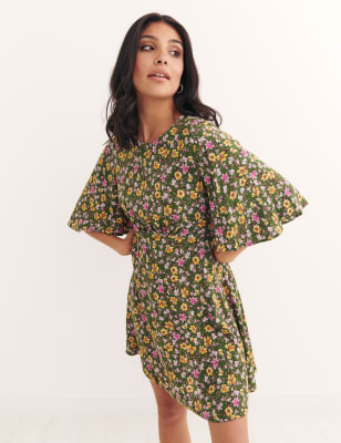 

Womens Nobody's Child Mini-Skaterkleid mit Engelsärmeln und Blumenmuster - Green, Green