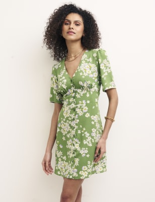 

Womens Nobody's Child Durchgeknöpftes Mini-Teekleid mit V-Ausschnitt und Blumenmuster - Green Mix, Green Mix