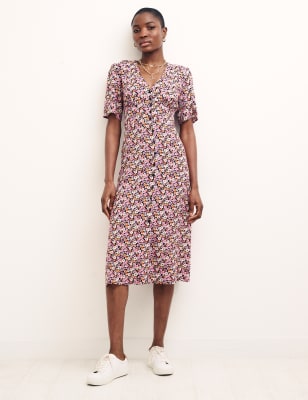 

Womens Nobody's Child Geblümtes Midi-Teekleid mit V-Ausschnitt und Knopfdetail vorne - Pink Mix, Pink Mix