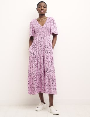 

Womens Nobody's Child Gesmoktes Midi-Teekleid mit V-Ausschnitt und Blumenmuster - Pink Mix, Pink Mix