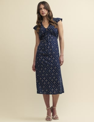 

Womens Nobody's Child Ditsy Floral V-Neck Midi Tea Dress - Navy Mix, Navy Mix