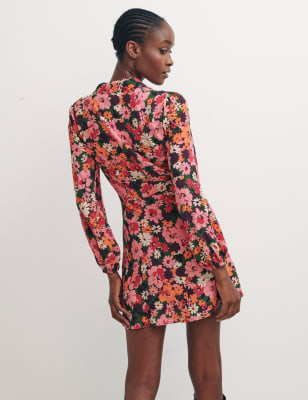 

Womens Nobody's Child Mini-Teekleid mit Blumenmuster und V-Ausschnitt - Pink Mix, Pink Mix