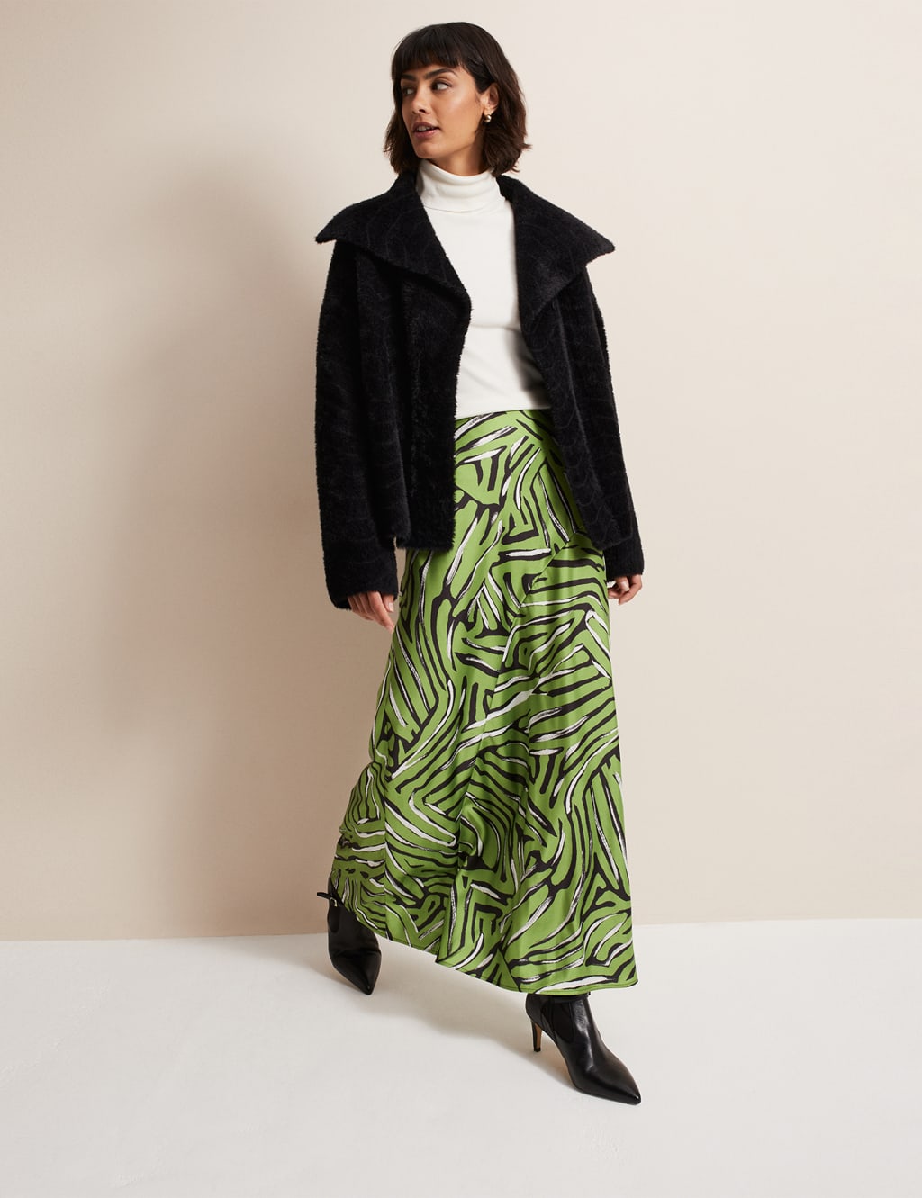 Faux Fur Collared Short Jacket image 4