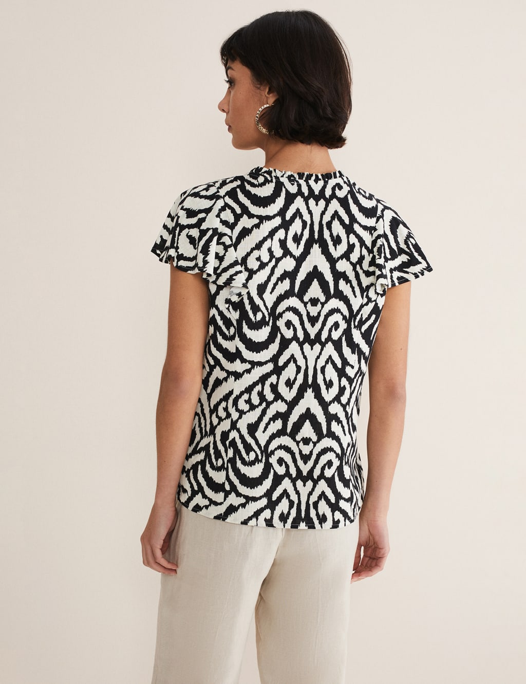 Printed V-Neck Top with Linen image 3