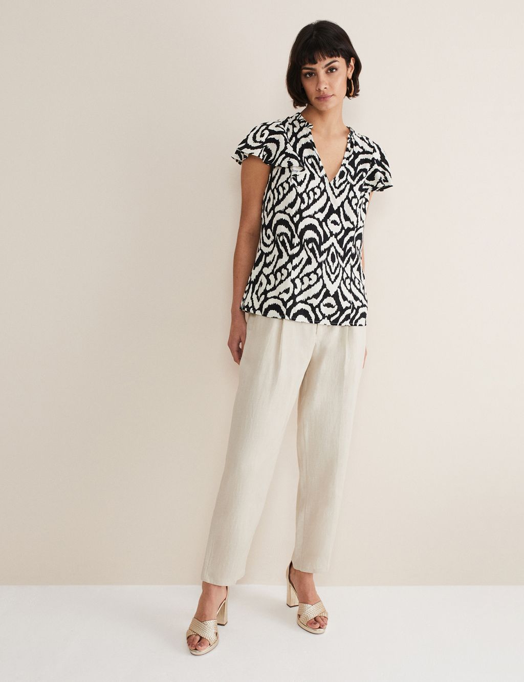 Printed V-Neck Top with Linen image 4