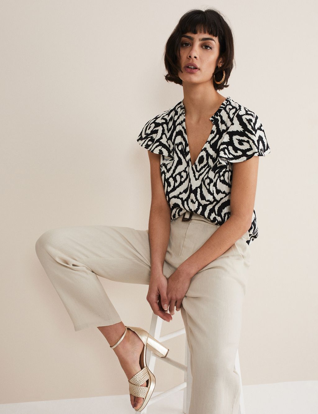 Printed V-Neck Top with Linen image 5