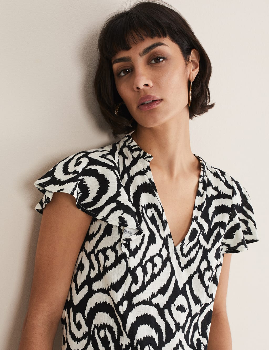 Printed V-Neck Top with Linen image 6