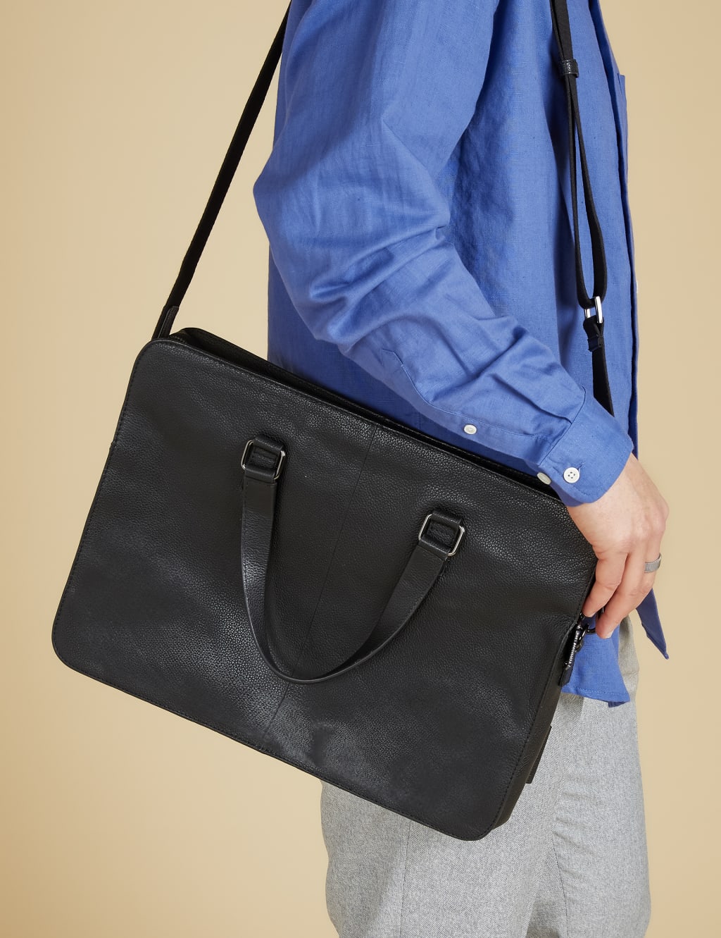 Leather Pebble Grain Messenger Bag