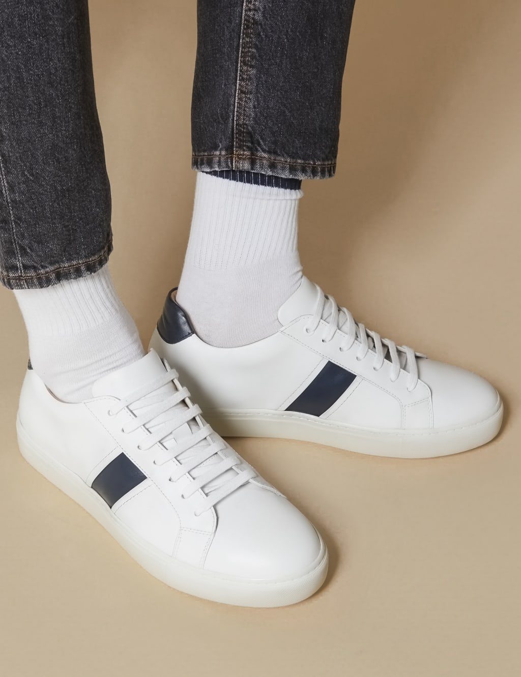 Basic white sneakers on sale men