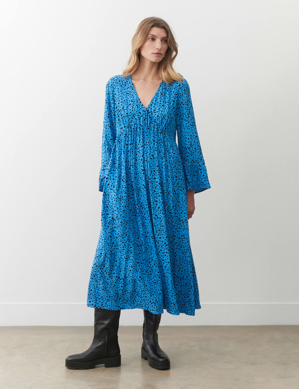 Dresses with animals on them store