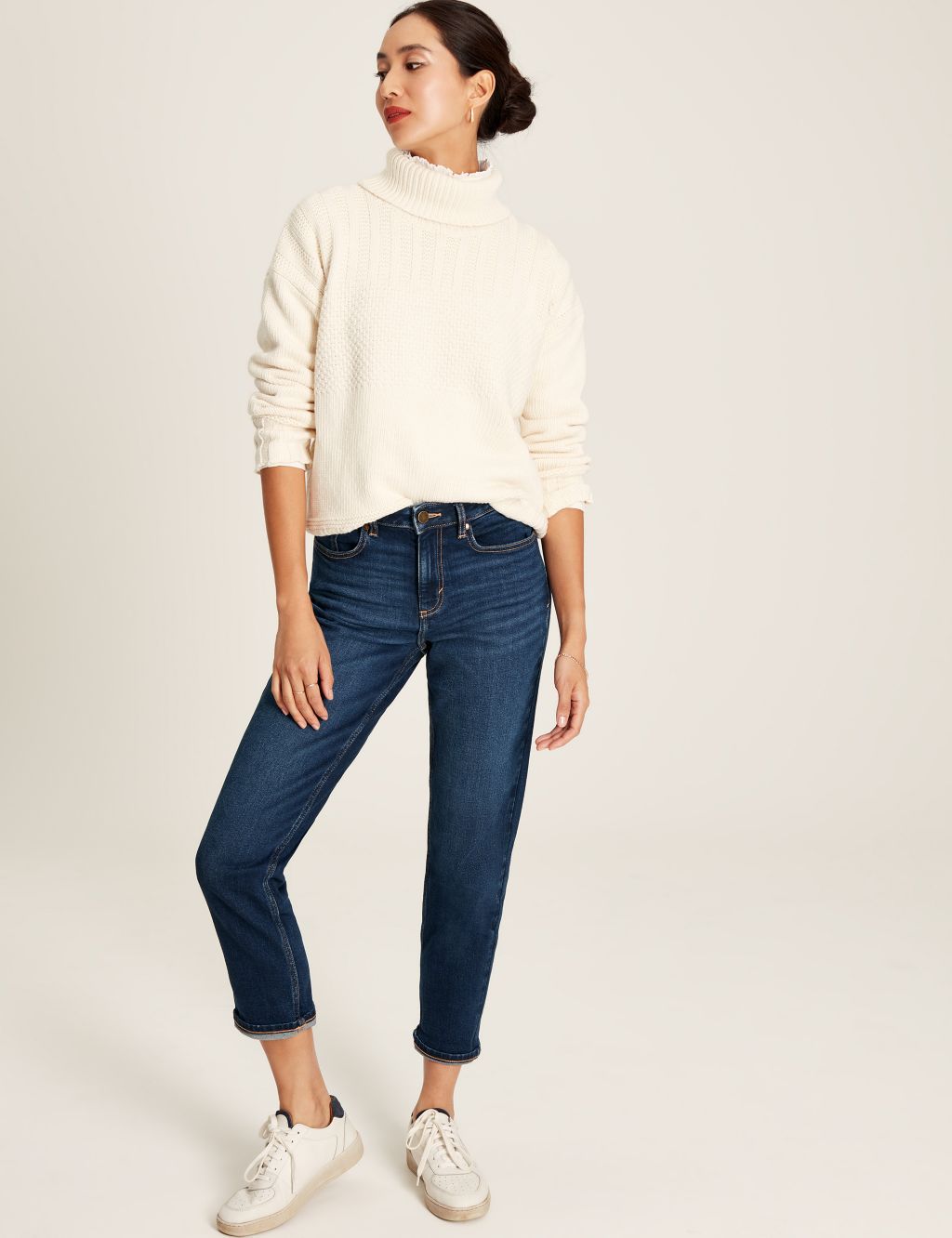 Mid Rise Straight Leg Cropped Jeans