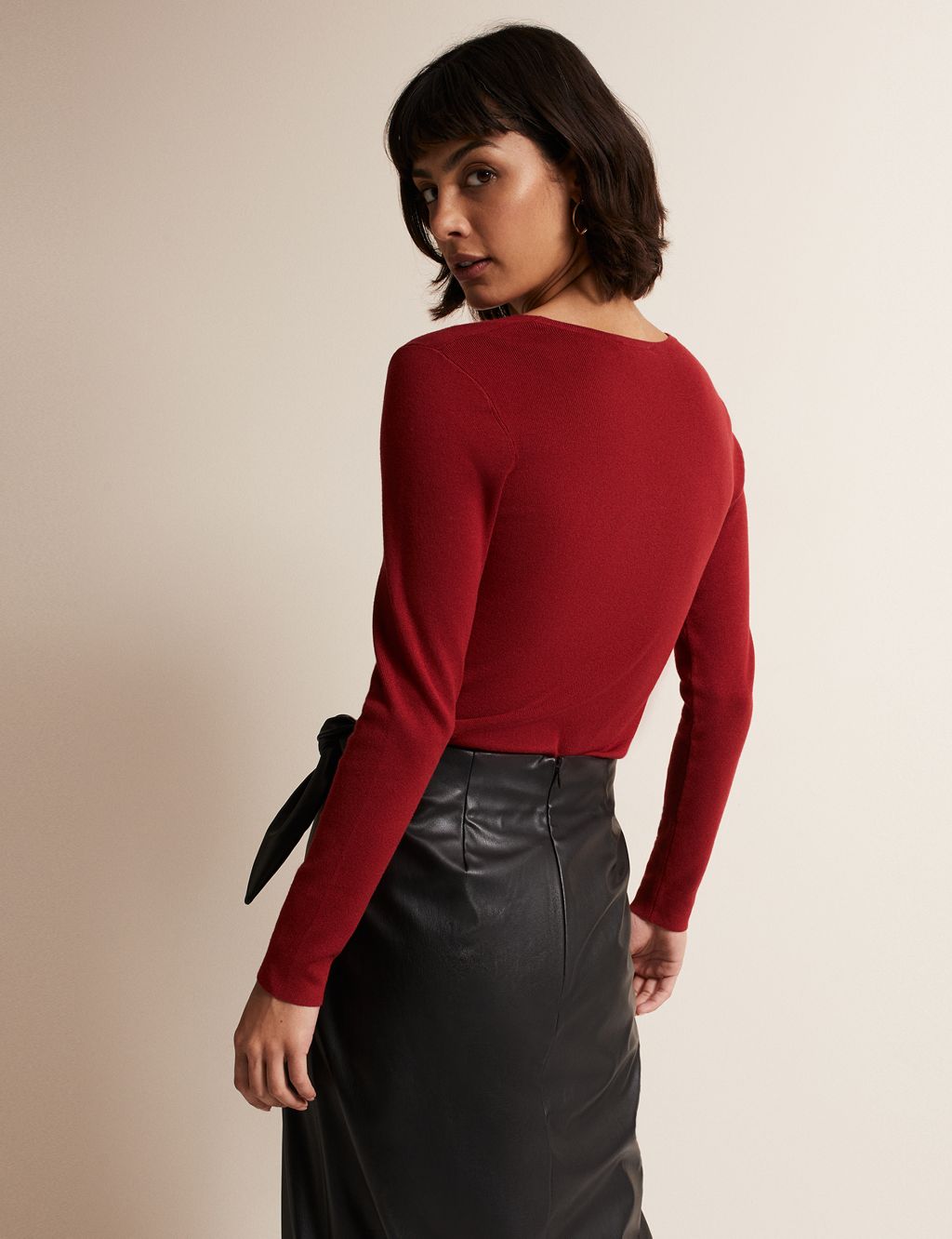 Ribbed V-Neck Knitted Top image 3