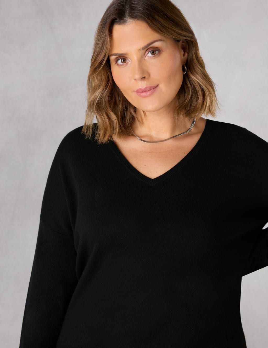 Cotton Blend V-Neck Relaxed Jumper image 3