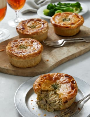Mcp Gastropub Chicken Leek Pie Serves 4 M S Www Marksandspencer Com