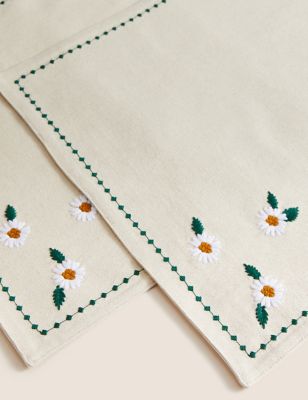 Set of 2 Cotton Daisy Placemats Image 2 of 5