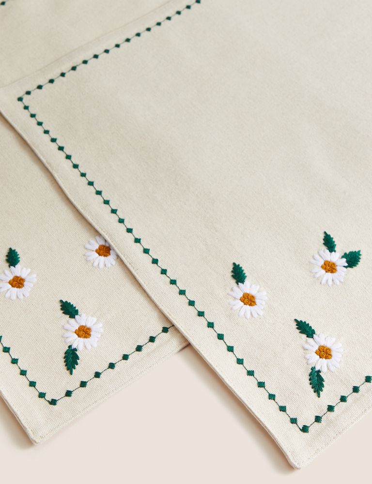 Set of 2 Cotton Daisy Placemats 2 of 5