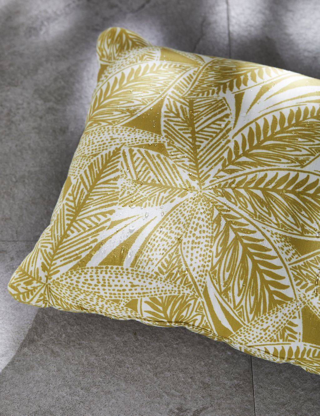 Set of 2 Palm Print Outdoor Cushions 6 of 10