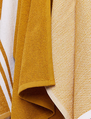 Set of 3 Assorted Kitchen Towels Image 2 of 3