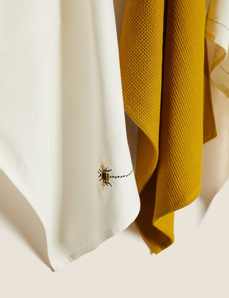 Marks and spencer bee towels 2025