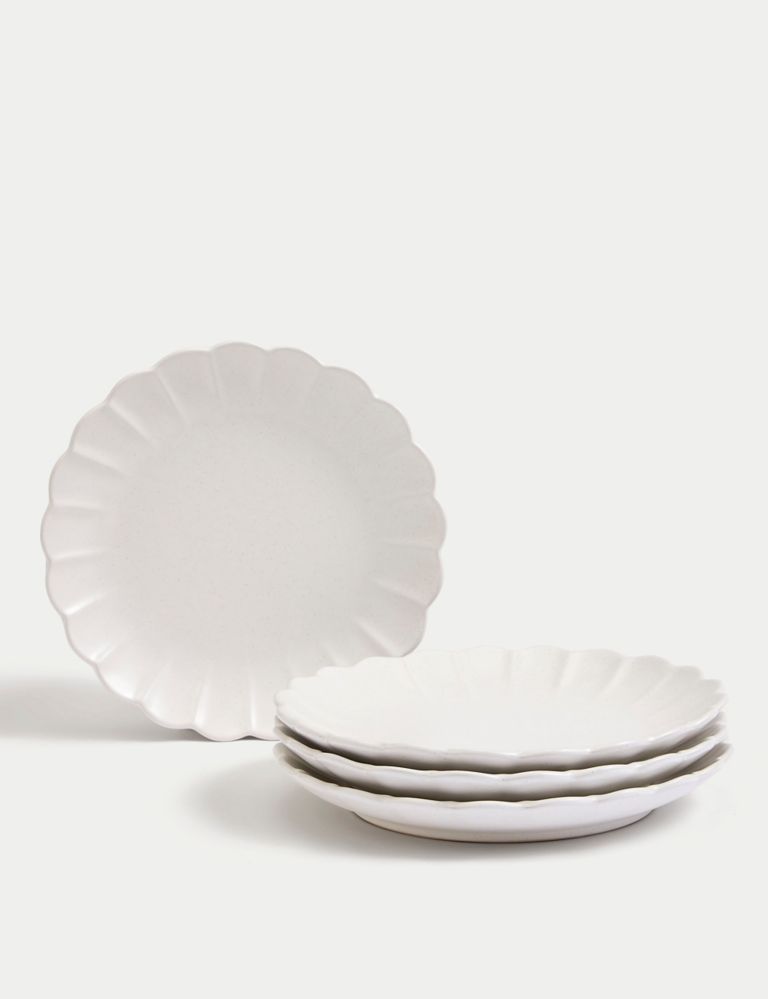 Set of 4 Scallop Dinner Plates 1 of 5