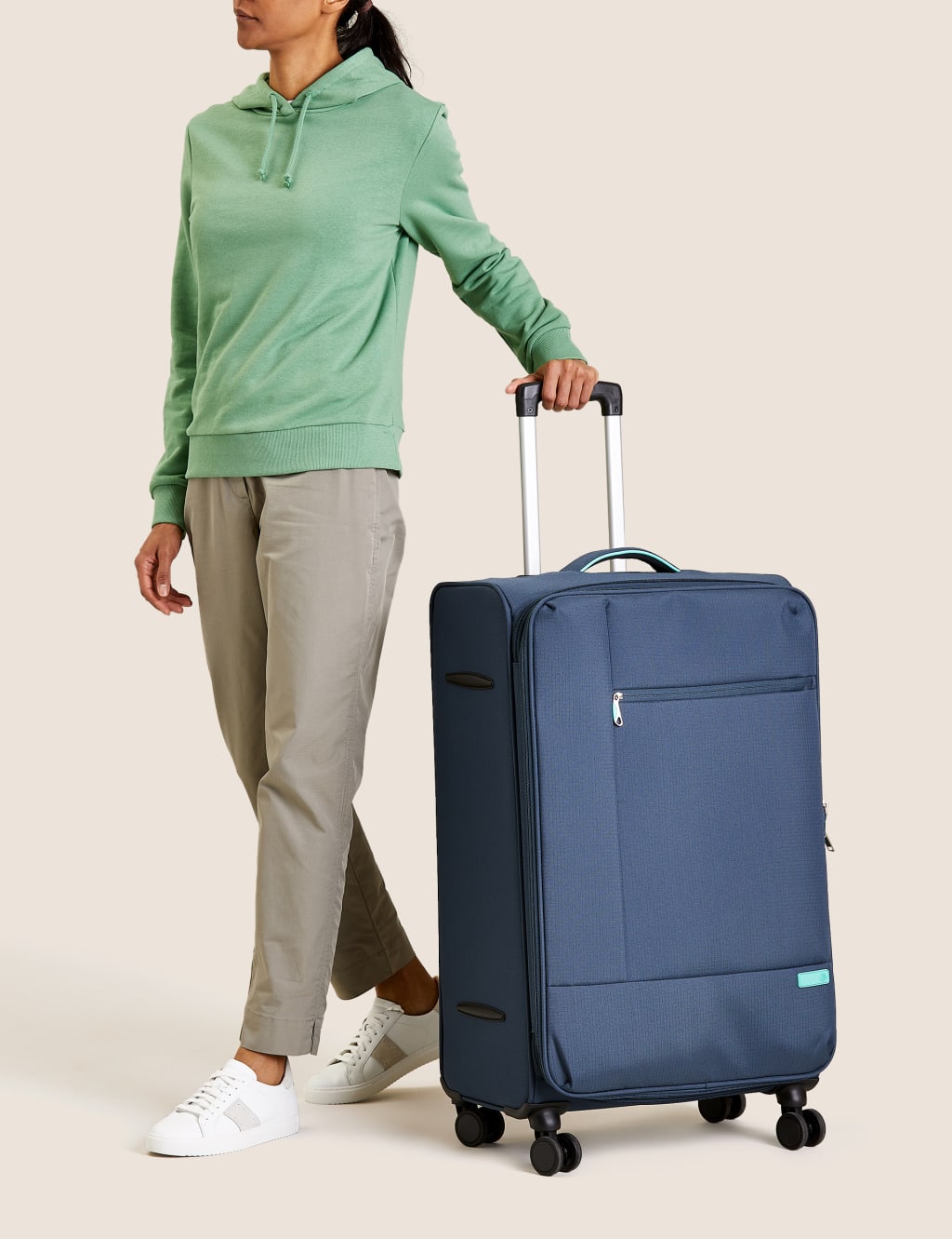 Seville 4 Wheel Soft Medium Suitcase 5 of 7