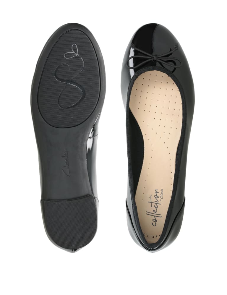 Clarks book pump flat sales