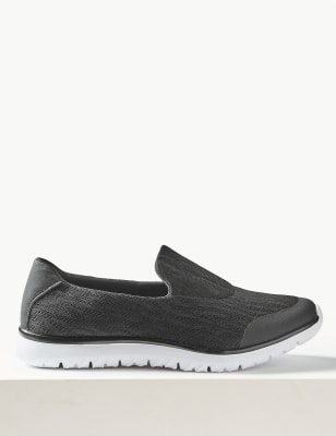 black laceless trainers