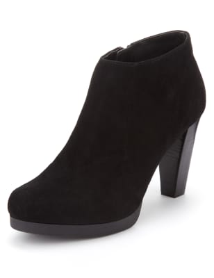 footglove suede ankle boots