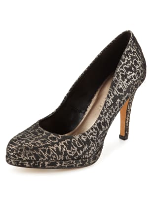 Almond toe clearance platform pumps